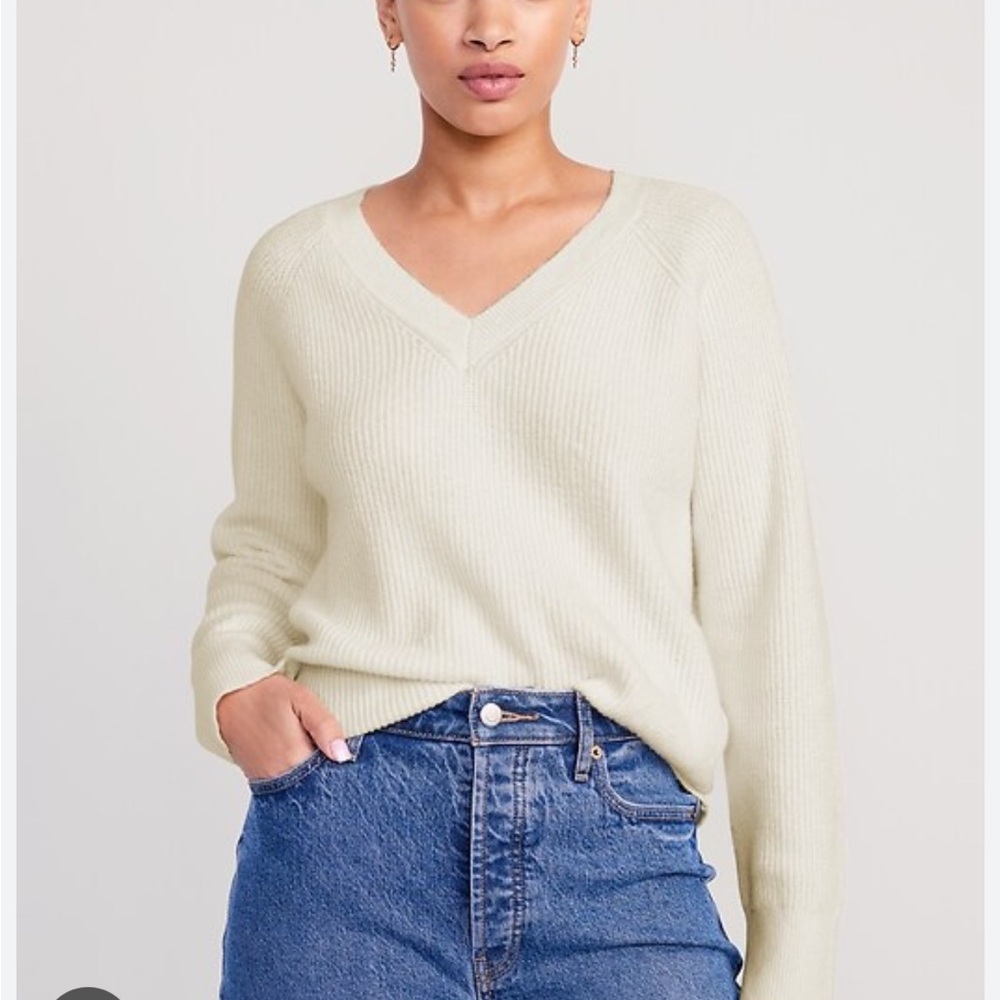 NWT Old Navy SoSoft Loose V-Neck Sweater Creme De La Creme - Picture 3 of 8